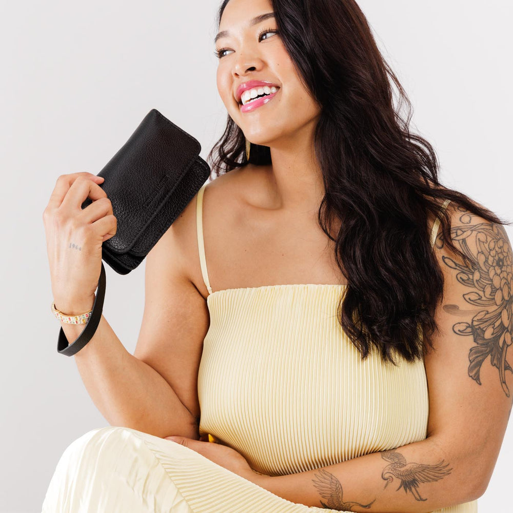 Portland Lily Wristlet - Pebbled black